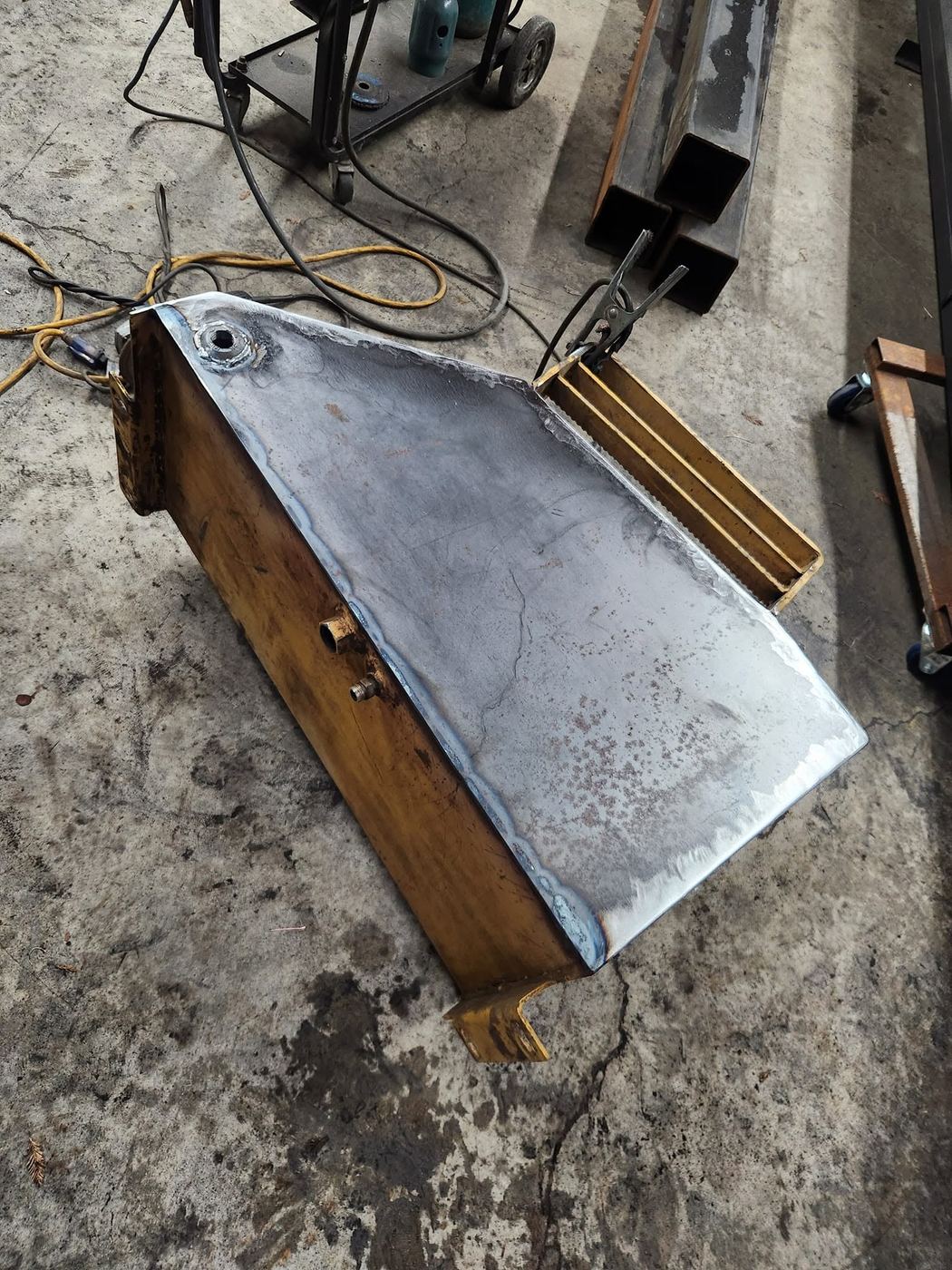 Tractor fuel tank fill port and top panel